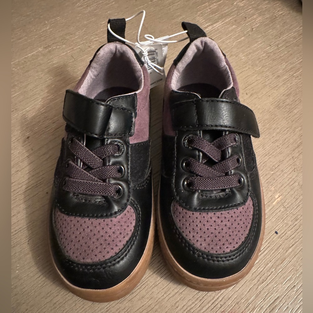NWT boys brown and black old navy Velcro shows size 7